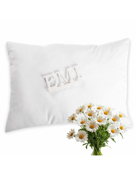 zaspokiyliva_podushka_z_romashkoyu_v_interieri_spalni