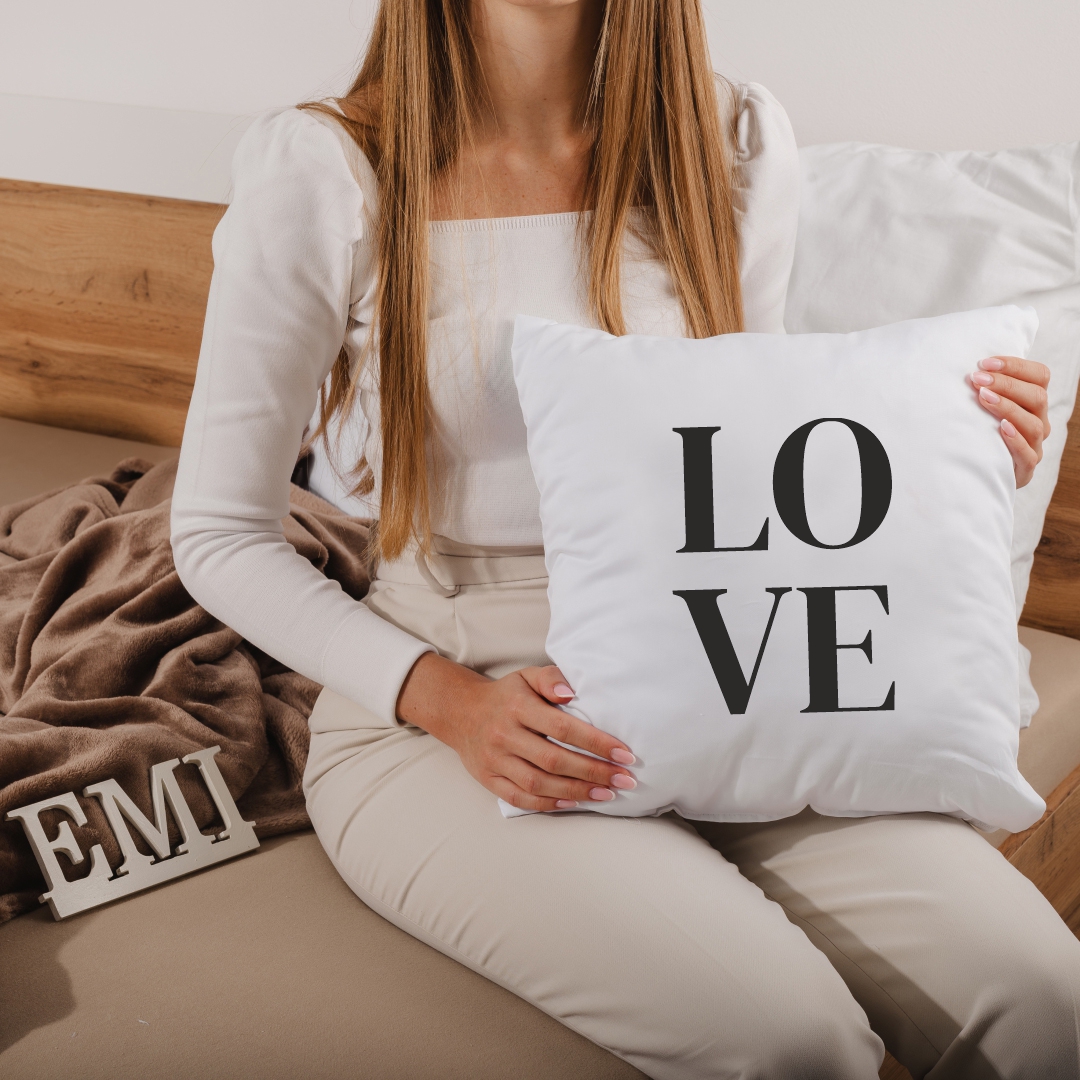 бавовняна_подушка_з_написом_love