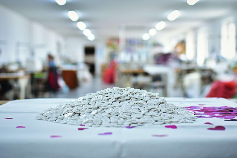 Білий_ґудзик_діаметром_1,5см_EMI