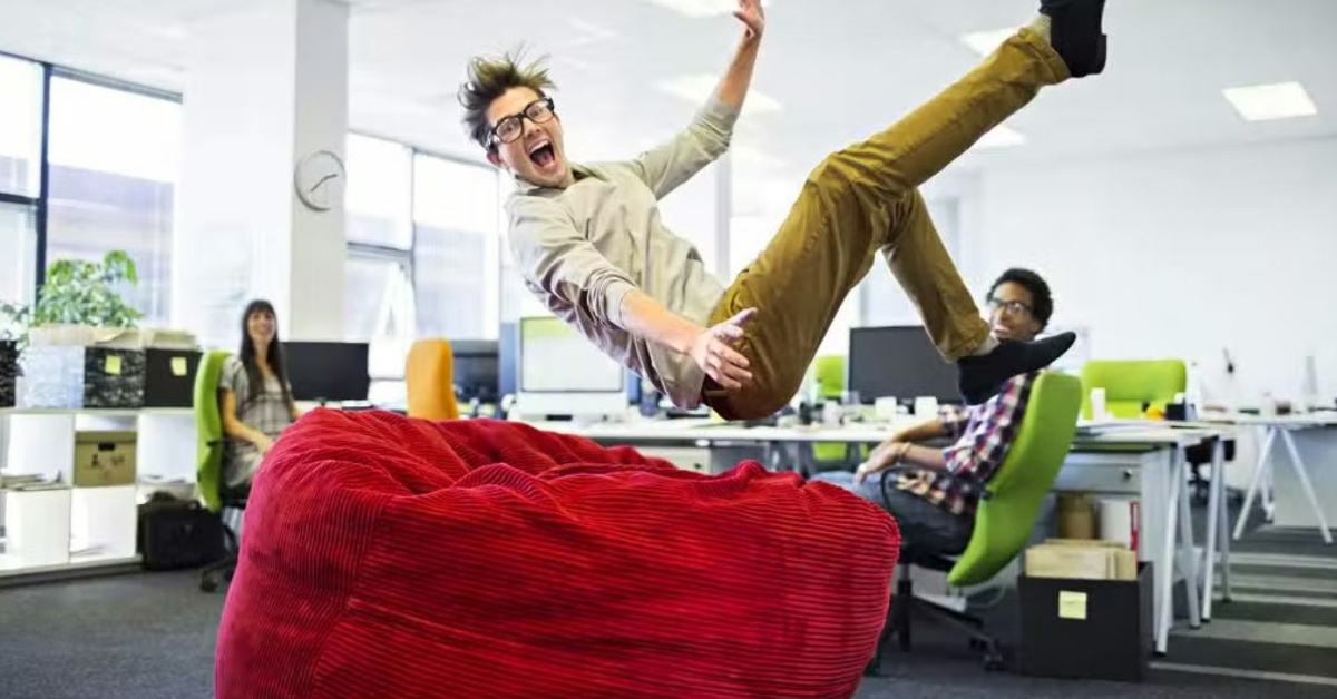 ЧОМУ ВАРТО ВИКОРИСТОВУВАТИ КРІСЛО-МІШОК НА РОБОТІ?